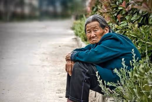 晚年老人忙著帶孩子,卻不願照顧父母?過來人說出了心裡話