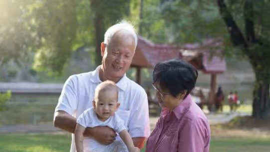 晚年老人忙著帶孩子,卻不願照顧父母?過來人說出了心裡話