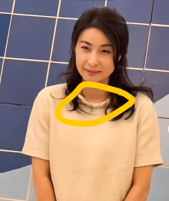 郭晶晶又現身上海出席活動，穿著樸素，脖子上的項鍊卻被曝不一般