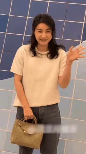 郭晶晶又現身上海出席活動，穿著樸素，脖子上的項鍊卻被曝不一般