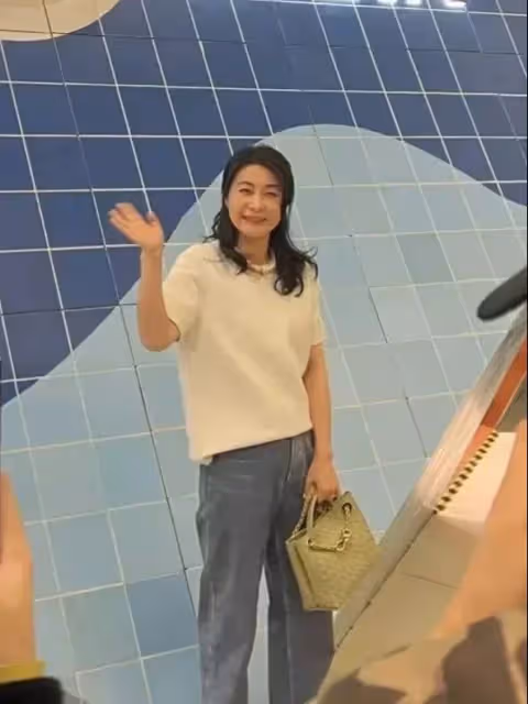 郭晶晶又現身上海出席活動，穿著樸素，脖子上的項鍊卻被曝不一般