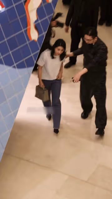 郭晶晶又現身上海出席活動，穿著樸素，脖子上的項鍊卻被曝不一般