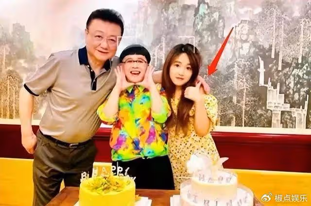 「金龜子」升級當姥姥，24歲女兒誕下5斤男嬰，長相酷似姥爺王寧