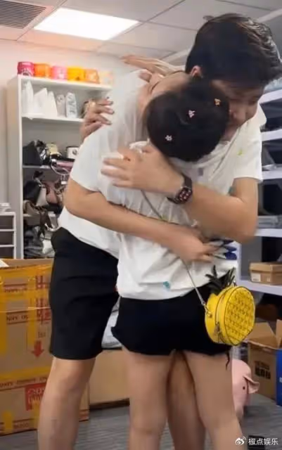 「金龜子」升級當姥姥，24歲女兒誕下5斤男嬰，長相酷似姥爺王寧
