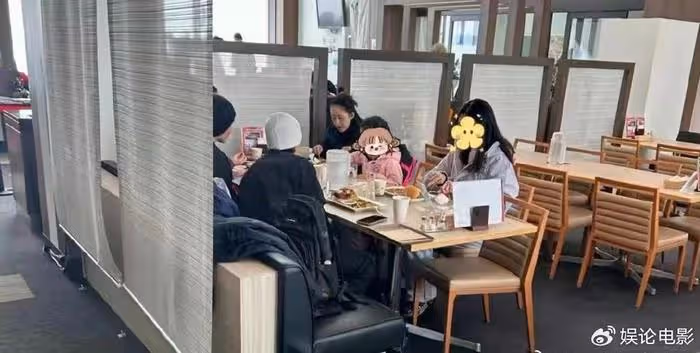 汪峰接女兒醒醒放學，牽女兒手超市買東西，父女情深
