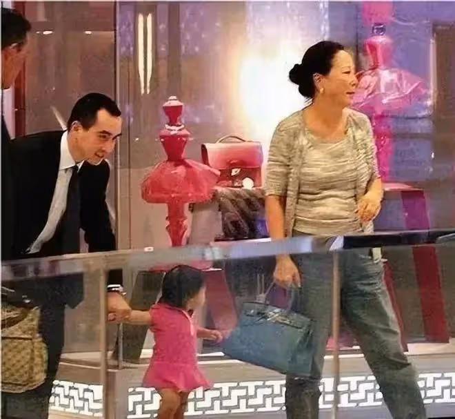 18歲何開梓：親姑媽是何超瓊，賭王家未來接班人，出門保鏢隨身