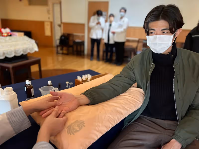 小薰為癌末病人精油按摩　想起亡母「若當時有芳療師在多好」