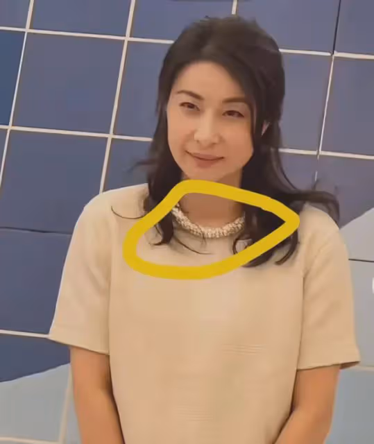 郭晶晶又現身上海出席活動，穿著樸素，脖子上的項鍊被曝出不一般