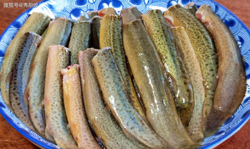 年齡大了要「養骨」，別只喝牛奶，日常多吃3樣，腿腳有勁身體好