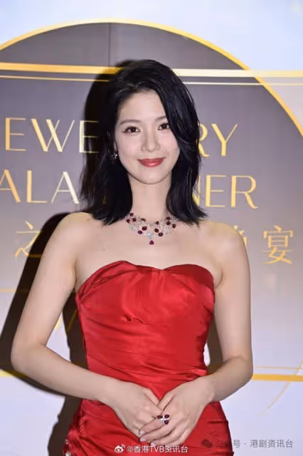 TVB港姐放假兩個月脫節好友拍拖消息！力捧小花低胸上陣成功吸睛