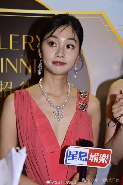 TVB港姐放假兩個月脫節好友拍拖消息！力捧小花低胸上陣成功吸睛