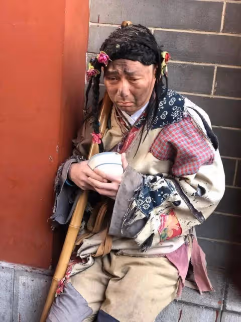 對話清明上河園「頂流小乞丐」：工資有1萬，曾為了演好乞丐餓進醫院