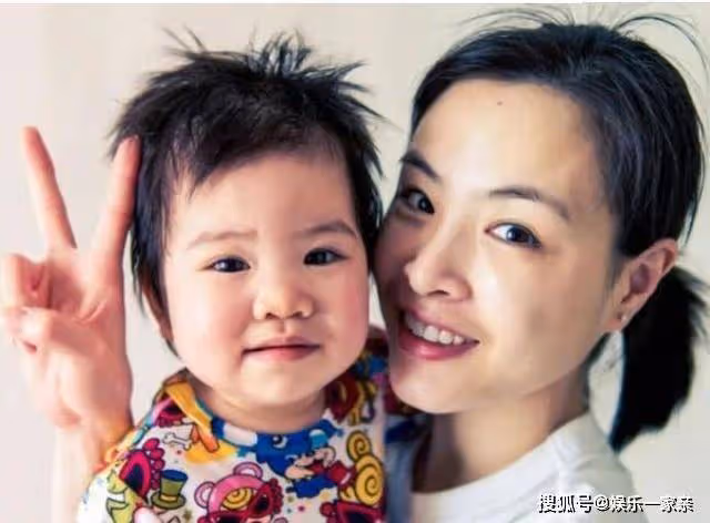 吳敏霞一家三口罕同框,女兒的眼睛大得像葡萄,老公的顏值不一般