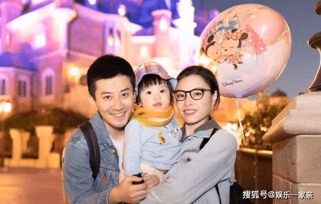 吳敏霞一家三口罕同框,女兒的眼睛大得像葡萄,老公的顏值不一般