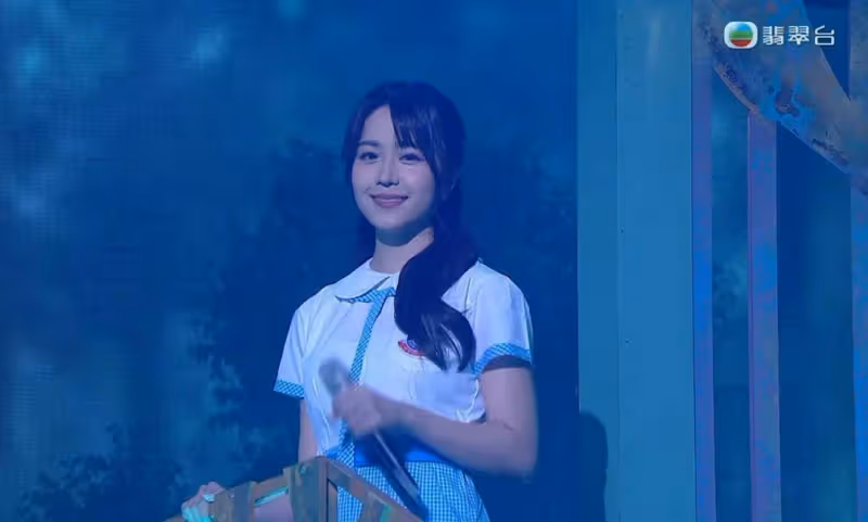 應屆港姐冠軍擔任司儀!穿中學校服亮相!網民:好青春呀