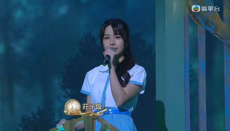 應屆港姐冠軍擔任司儀!穿中學校服亮相!網民:好青春呀