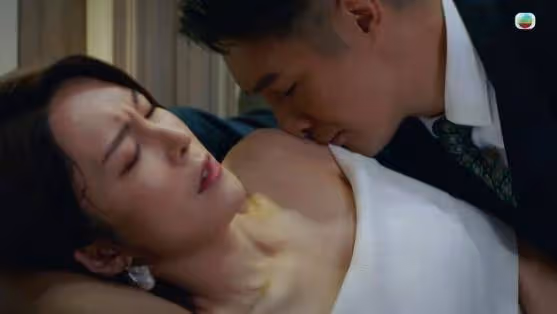 新劇大犧牲!TVB女星被男拍檔狼吻香肩!露肩裙大曬蜜桃臀!