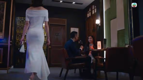 大曬蜜桃臀!TVB女星被男拍檔狼吻香肩!S形身段搶眼