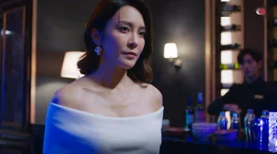 大曬蜜桃臀!TVB女星被男拍檔狼吻香肩!S形身段搶眼