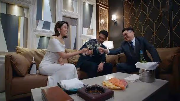 大曬蜜桃臀!TVB女星被男拍檔狼吻香肩!S形身段搶眼