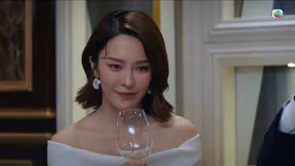 大曬蜜桃臀!TVB女星被男拍檔狼吻香肩!S形身段搶眼