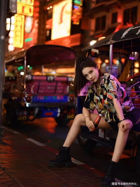20歲極品尤物少女的時尚穿搭:夜色霓虹下的都市風尚 少女的璀璨穿搭瞬間