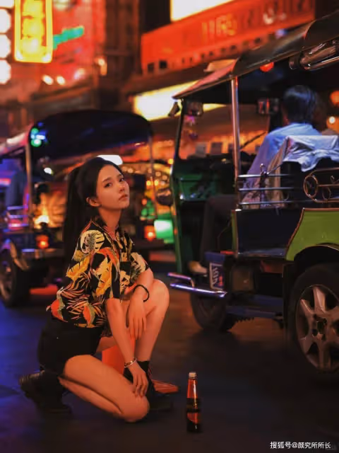 20歲極品尤物少女的時尚穿搭:夜色霓虹下的都市風尚 少女的璀璨穿搭瞬間