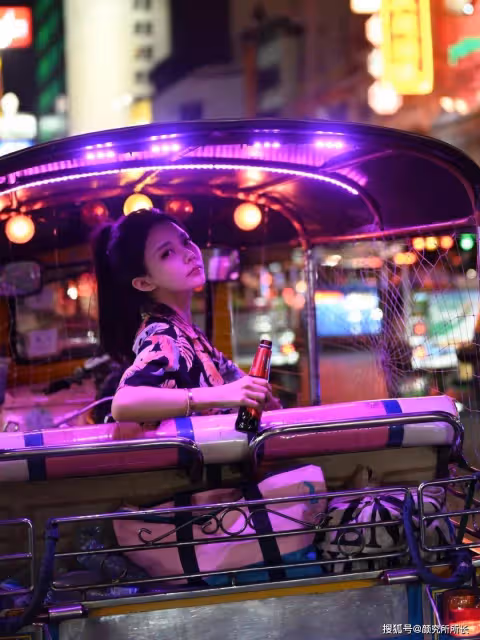 20歲極品尤物少女的時尚穿搭:夜色霓虹下的都市風尚 少女的璀璨穿搭瞬間