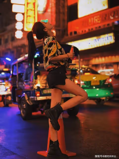 20歲極品尤物少女的時尚穿搭:夜色霓虹下的都市風尚 少女的璀璨穿搭瞬間