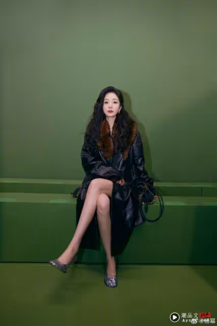 楊冪讓助理淋雨被罵!「曬秀場照秒改進」 化身貼心女霸總