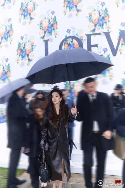 楊冪讓助理淋雨被罵!「曬秀場照秒改進」 化身貼心女霸總