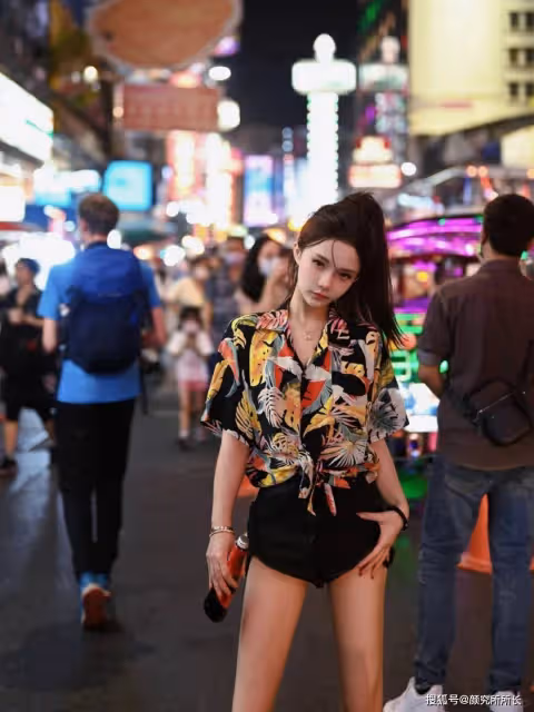 20歲極品尤物少女的時尚穿搭:熱帶風情 都市魅力的夜晚街頭風采