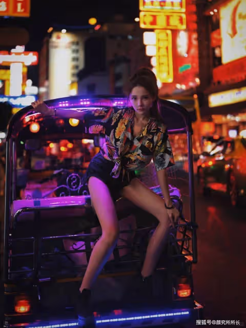 20歲極品尤物少女的時尚穿搭:熱帶風情 都市魅力的夜晚街頭風采