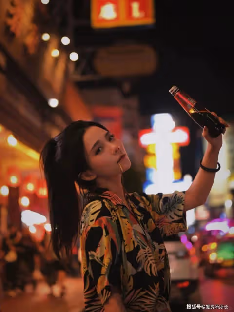 20歲極品尤物少女的時尚穿搭:熱帶風情 都市魅力的夜晚街頭風采