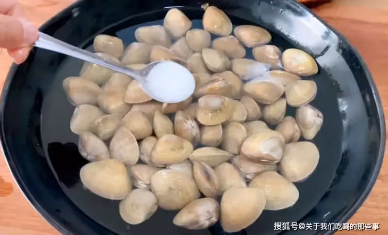清洗花蛤時,最忌用鹽和油,海邊老漁民教你一招,花蛤瘋狂吐泥沙