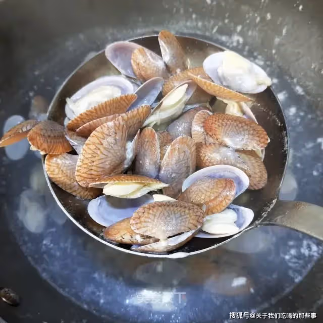 清洗花蛤時,最忌用鹽和油,海邊老漁民教你一招,花蛤瘋狂吐泥沙