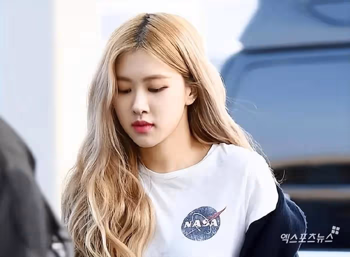 離開YG後，Blackpink意外情況不斷，Jennie在機場面露哭泣表情