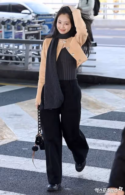 離開YG後，Blackpink意外情況不斷，Jennie在機場面露哭泣表情