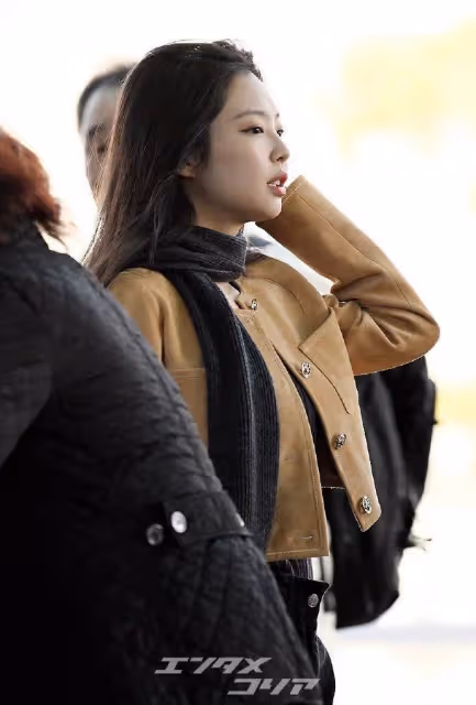 離開YG後，Blackpink意外情況不斷，Jennie在機場面露哭泣表情