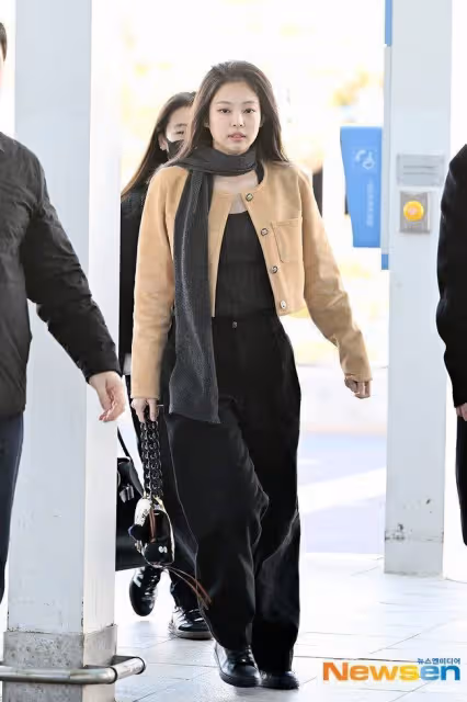 離開YG後，Blackpink意外情況不斷，Jennie在機場面露哭泣表情