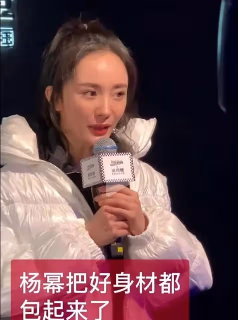 37歲楊冪時裝周生圖惹爭議!罕見露出褐色胎記,懟臉看老了10歲!