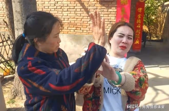 拎著上千元禮品去二姑家拜年，不料卻被區別對待，窮就別走親戚！
