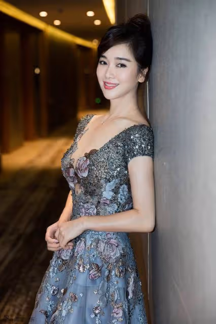 真乃人間尤物!46歲魅惑尤物!左小青性感如少女,令人著迷!