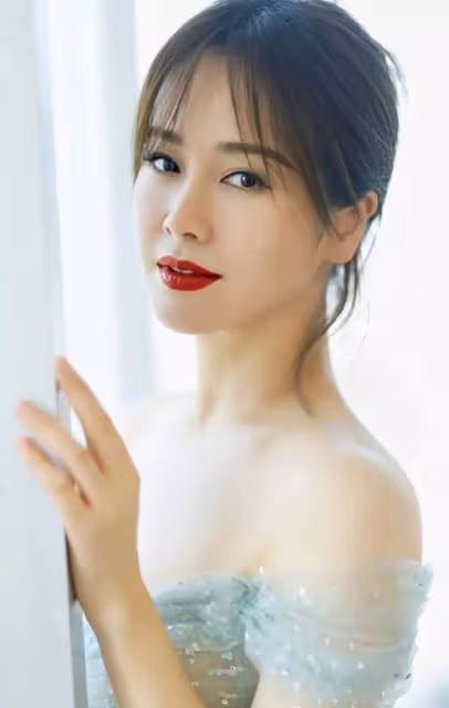 真乃人間尤物!46歲魅惑尤物!左小青性感如少女,令人著迷!