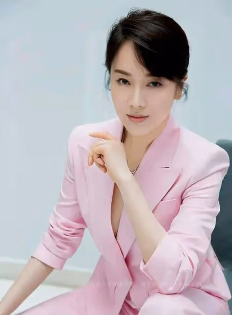 真乃人間尤物!46歲魅惑尤物!左小青性感如少女,令人著迷!