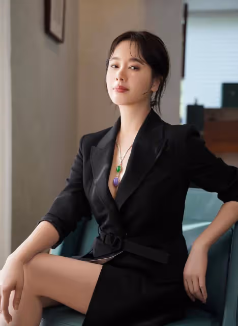 真乃人間尤物!46歲魅惑尤物!左小青性感如少女,令人著迷!