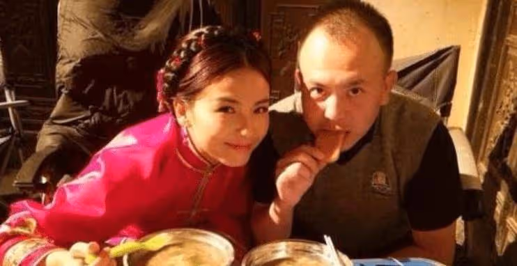 劉濤和李冰冰喝酒,誰留意到劉濤的敬酒動作,素質高低一目了然