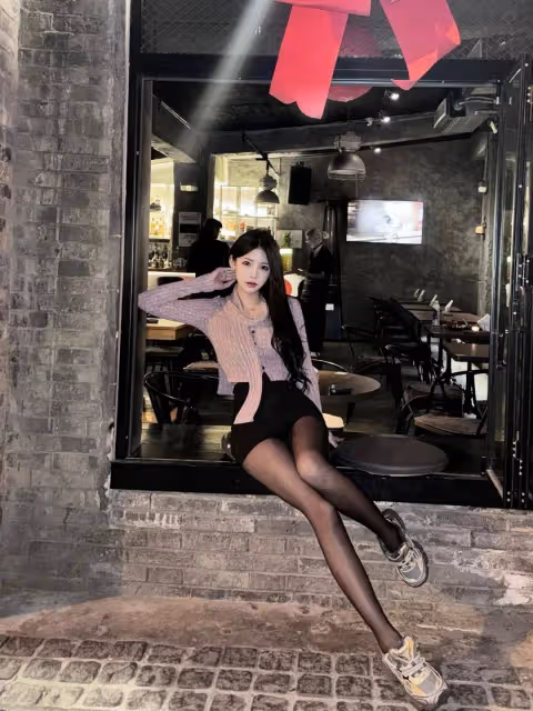 高腰「小黑裙」搭配超薄黑絲,原來少女感穿搭也可以這樣美