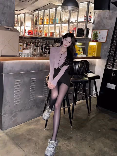 高腰「小黑裙」搭配超薄黑絲,原來少女感穿搭也可以這樣美
