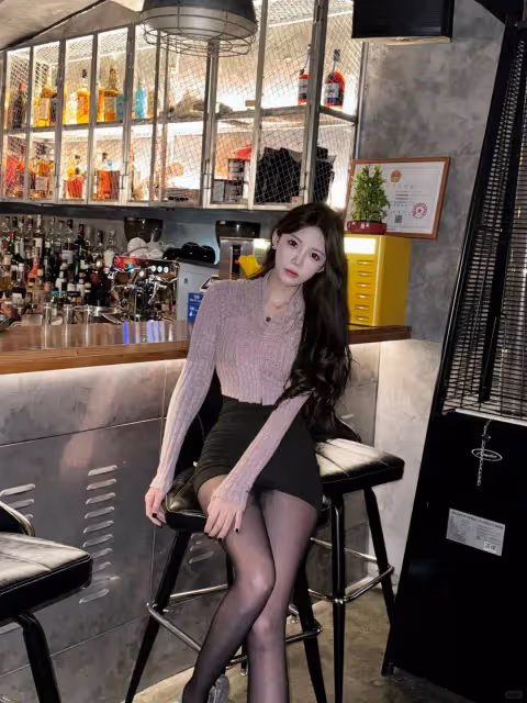 高腰「小黑裙」搭配超薄黑絲,原來少女感穿搭也可以這樣美